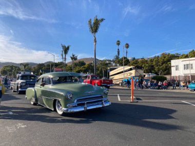 The Classic Car Show 'un kimliği belirsiz katılımcıları her yıl turneye çıkan renkli araçlar kullanıyorlar. - Pismo Sahili, Kaliforniya, ABD - 4 Haziran 2022