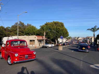 The Classic Car Show 'un kimliği belirsiz katılımcıları her yıl turneye çıkan renkli araçlar kullanıyorlar. - Pismo Sahili, Kaliforniya, ABD - 4 Haziran 2022