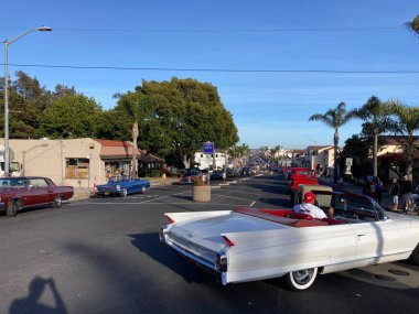 The Classic Car Show 'un kimliği belirsiz katılımcıları her yıl turneye çıkan renkli araçlar kullanıyorlar. - Pismo Sahili, Kaliforniya, ABD - 4 Haziran 2022