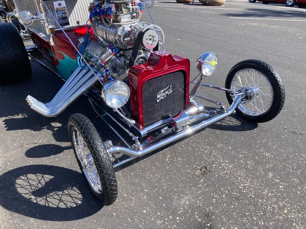 Klasik Araba Şovu sırasında renkli klasik arabalar sokakta park edilip sergilenmiş. - Pismo Sahili, Kaliforniya, ABD - 4 Haziran 2022