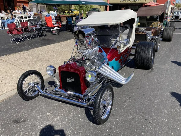 Kolorowe Klasyczne Samochody Zaparkowane Wyświetlane Ulicy Podczas Classic Car Show — Zdjęcie stockowe