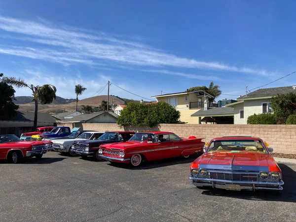 Carros Clássicos Coloridos Estacionados Exibidos Rua Durante Classic Car Show — Fotografia de Stock