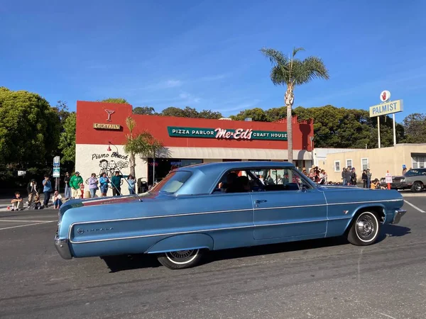 The Classic Car Show 'un kimliği belirsiz katılımcıları her yıl turneye çıkan renkli araçlar kullanıyorlar. - Pismo Sahili, Kaliforniya, ABD - 4 Haziran 2022