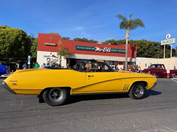 Niet Geïdentificeerde Deelnemers Van Classic Car Show Rijden Met Kleurrijke — Stockfoto