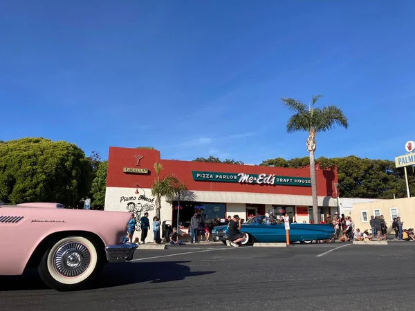 The Classic Car Show 'un kimliği belirsiz katılımcıları her yıl turneye çıkan renkli araçlar kullanıyorlar. - Pismo Sahili, Kaliforniya, ABD - 4 Haziran 2022