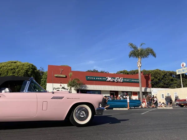 The Classic Car Show 'un kimliği belirsiz katılımcıları her yıl turneye çıkan renkli araçlar kullanıyorlar. - Pismo Sahili, Kaliforniya, ABD - 4 Haziran 2022