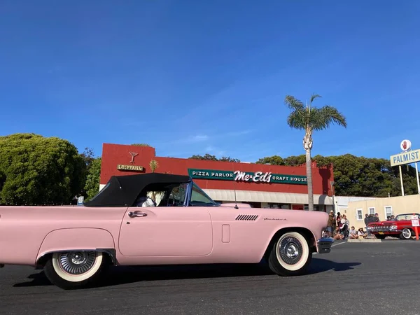 The Classic Car Show 'un kimliği belirsiz katılımcıları her yıl turneye çıkan renkli araçlar kullanıyorlar. - Pismo Sahili, Kaliforniya, ABD - 4 Haziran 2022