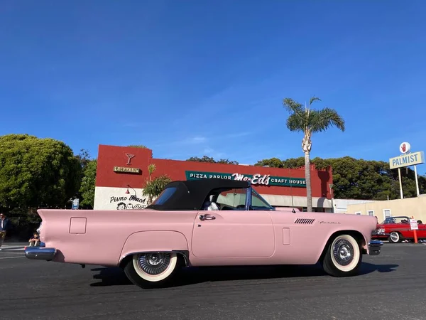 The Classic Car Show 'un kimliği belirsiz katılımcıları her yıl turneye çıkan renkli araçlar kullanıyorlar. - Pismo Sahili, Kaliforniya, ABD - 4 Haziran 2022