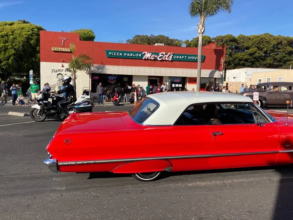 The Classic Car Show 'un kimliği belirsiz katılımcıları her yıl turneye çıkan renkli araçlar kullanıyorlar. - Pismo Sahili, Kaliforniya, ABD - 4 Haziran 2022