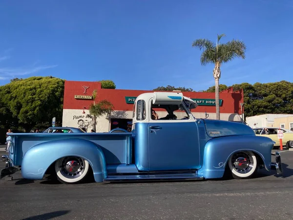 The Classic Car Show 'un kimliği belirsiz katılımcıları her yıl turneye çıkan renkli araçlar kullanıyorlar. - Pismo Sahili, Kaliforniya, ABD - 4 Haziran 2022