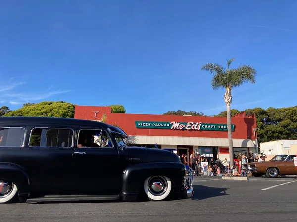 The Classic Car Show 'un kimliği belirsiz katılımcıları her yıl turneye çıkan renkli araçlar kullanıyorlar. - Pismo Sahili, Kaliforniya, ABD - 4 Haziran 2022