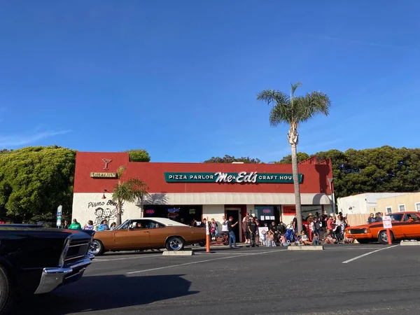 The Classic Car Show 'un kimliği belirsiz katılımcıları her yıl turneye çıkan renkli araçlar kullanıyorlar. - Pismo Sahili, Kaliforniya, ABD - 4 Haziran 2022