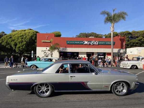 Niezidentyfikowani Uczestnicy Targów Classic Car Show Jeżdżą Kolorowymi Pojazdami Corocznym — Zdjęcie stockowe