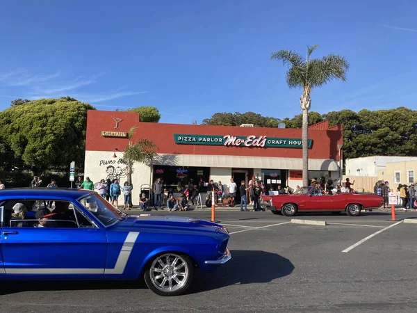 Niet Geïdentificeerde Deelnemers Van Classic Car Show Rijden Met Kleurrijke — Stockfoto