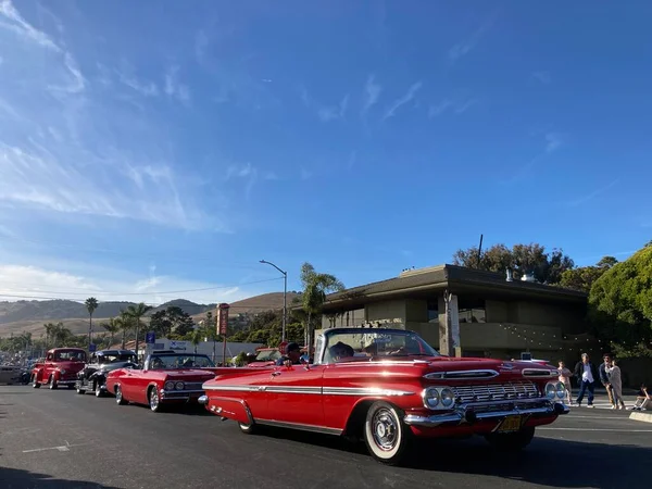 The Classic Car Show 'un kimliği belirsiz katılımcıları her yıl turneye çıkan renkli araçlar kullanıyorlar. - Pismo Sahili, Kaliforniya, ABD - 4 Haziran 2022