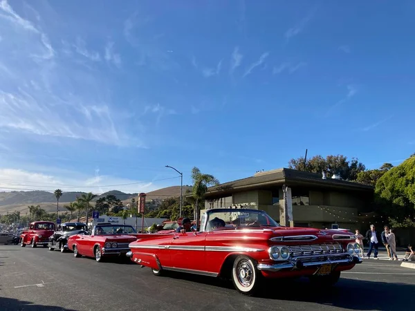 The Classic Car Show 'un kimliği belirsiz katılımcıları her yıl turneye çıkan renkli araçlar kullanıyorlar. - Pismo Sahili, Kaliforniya, ABD - 4 Haziran 2022