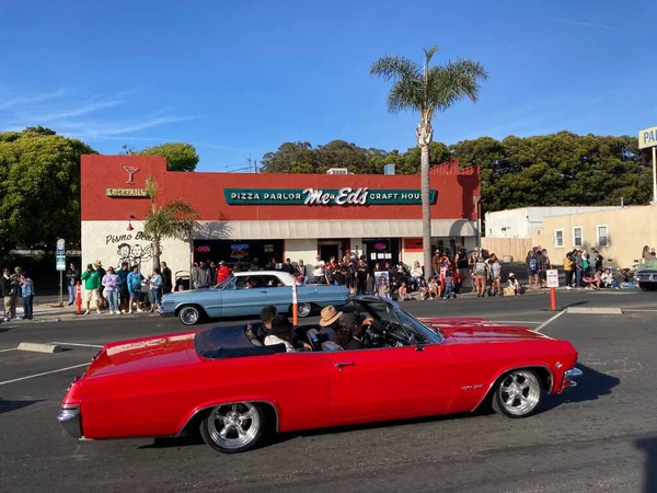 The Classic Car Show 'un kimliği belirsiz katılımcıları her yıl turneye çıkan renkli araçlar kullanıyorlar. - Pismo Sahili, Kaliforniya, ABD - 4 Haziran 2022