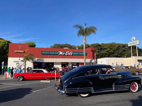 Unbekannte Teilnehmer Der Oldtimerschau Fahren Auf Der Straße Bunte Fahrzeuge — Stockfoto