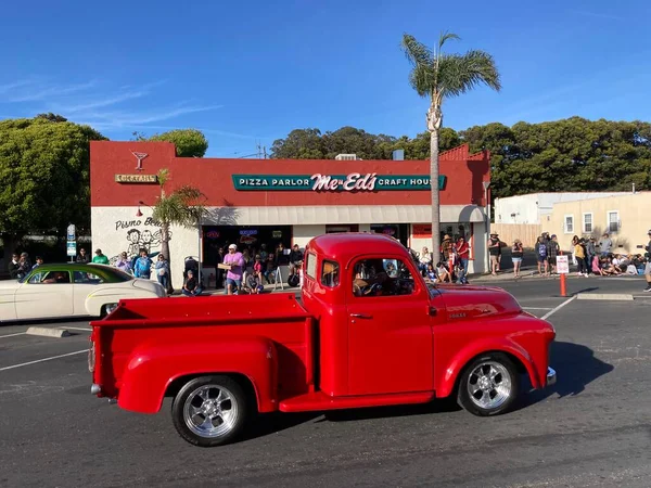 The Classic Car Show 'un kimliği belirsiz katılımcıları her yıl turneye çıkan renkli araçlar kullanıyorlar. - Pismo Sahili, Kaliforniya, ABD - 4 Haziran 2022
