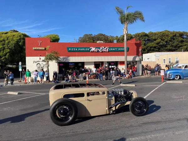 The Classic Car Show 'un kimliği belirsiz katılımcıları her yıl turneye çıkan renkli araçlar kullanıyorlar. - Pismo Sahili, Kaliforniya, ABD - 4 Haziran 2022