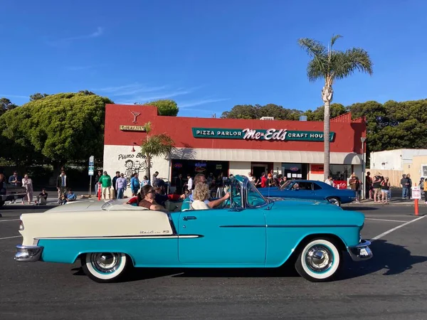 The Classic Car Show 'un kimliği belirsiz katılımcıları her yıl turneye çıkan renkli araçlar kullanıyorlar. - Pismo Sahili, Kaliforniya, ABD - 4 Haziran 2022