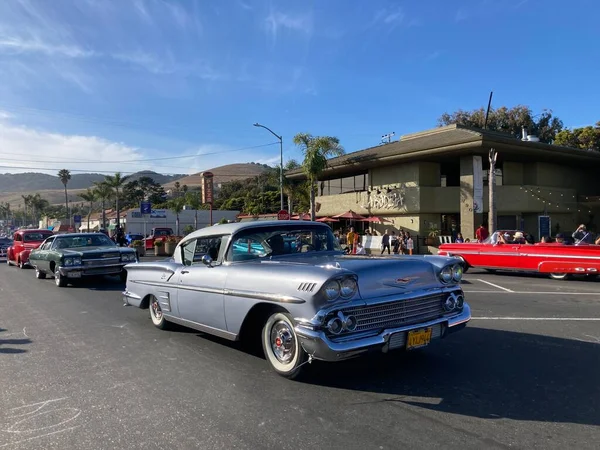 Άγνωστοι Συμμετέχοντες Του Classic Car Show Οδηγούν Πολύχρωμα Οχήματα Στην — Φωτογραφία Αρχείου