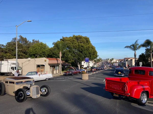 The Classic Car Show 'un kimliği belirsiz katılımcıları her yıl turneye çıkan renkli araçlar kullanıyorlar. - Pismo Sahili, Kaliforniya, ABD - 4 Haziran 2022