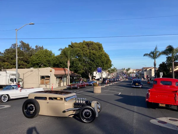 The Classic Car Show 'un kimliği belirsiz katılımcıları her yıl turneye çıkan renkli araçlar kullanıyorlar. - Pismo Sahili, Kaliforniya, ABD - 4 Haziran 2022