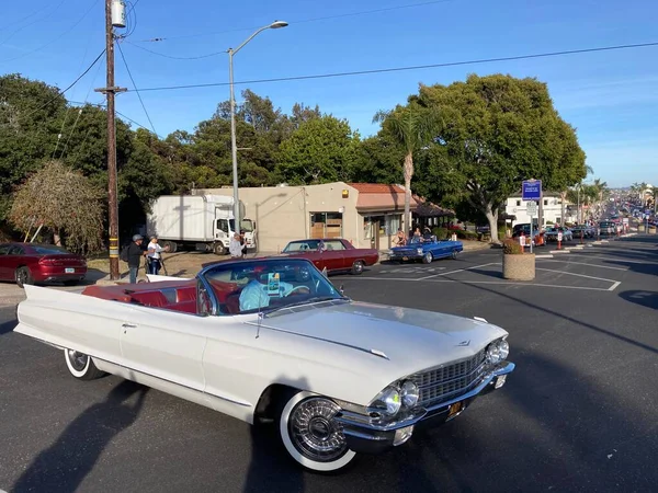 The Classic Car Show 'un kimliği belirsiz katılımcıları her yıl turneye çıkan renkli araçlar kullanıyorlar. - Pismo Sahili, Kaliforniya, ABD - 4 Haziran 2022