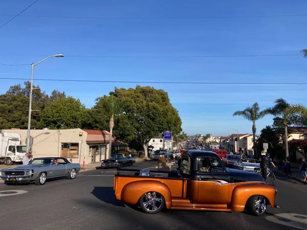 Unbekannte Teilnehmer Der Oldtimerschau Fahren Auf Der Straße Bunte Fahrzeuge — Stockfoto