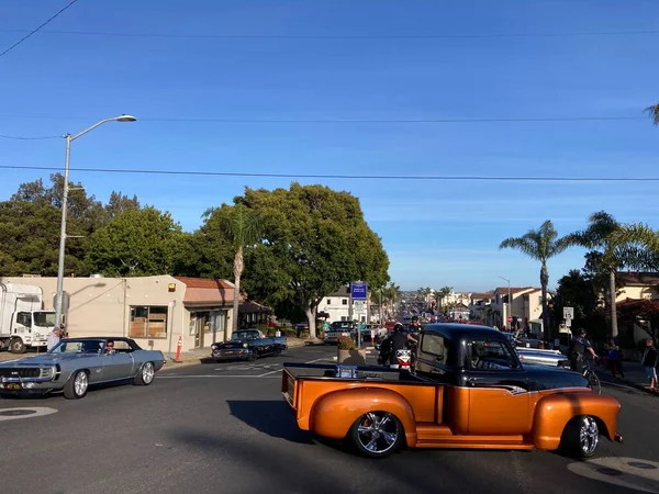 The Classic Car Show 'un kimliği belirsiz katılımcıları her yıl turneye çıkan renkli araçlar kullanıyorlar. - Pismo Sahili, Kaliforniya, ABD - 4 Haziran 2022