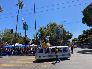 Mission Bölgesi 'ndeki 44. Yıllık Karnaval Büyük Geçidi' nin kimliği belirsiz katılımcıları. - San Francisco, Kaliforniya, ABD - 29 Mayıs 2022