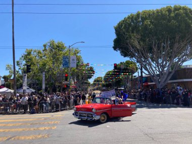 Mission Bölgesi 'ndeki 44. Yıllık Karnaval Büyük Geçidi' nin kimliği belirsiz katılımcıları. - San Francisco, Kaliforniya, ABD - 29 Mayıs 2022