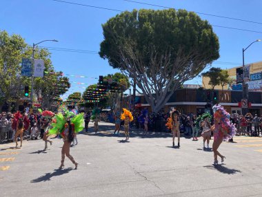 Mission Bölgesi 'ndeki 44. Yıllık Karnaval Büyük Geçidi' nin kimliği belirsiz katılımcıları. - San Francisco, Kaliforniya, ABD - 29 Mayıs 2022