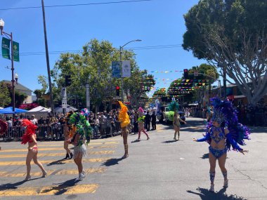 Mission Bölgesi 'ndeki 44. Yıllık Karnaval Büyük Geçidi' nin kimliği belirsiz katılımcıları. - San Francisco, Kaliforniya, ABD - 29 Mayıs 2022