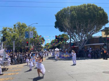 Mission Bölgesi 'ndeki 44. Yıllık Karnaval Büyük Geçidi' nin kimliği belirsiz katılımcıları. - San Francisco, Kaliforniya, ABD - 29 Mayıs 2022