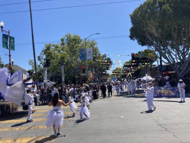 Mission Bölgesi 'ndeki 44. Yıllık Karnaval Büyük Geçidi' nin kimliği belirsiz katılımcıları. - San Francisco, Kaliforniya, ABD - 29 Mayıs 2022