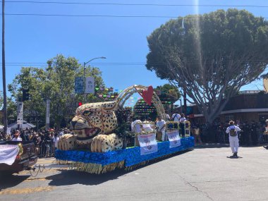 Mission Bölgesi 'ndeki 44. Yıllık Karnaval Büyük Geçidi' nin kimliği belirsiz katılımcıları. - San Francisco, Kaliforniya, ABD - 29 Mayıs 2022