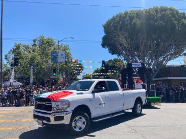 Mission Bölgesi 'ndeki 44. Yıllık Karnaval Büyük Geçidi' nin kimliği belirsiz katılımcıları. - San Francisco, Kaliforniya, ABD - 29 Mayıs 2022