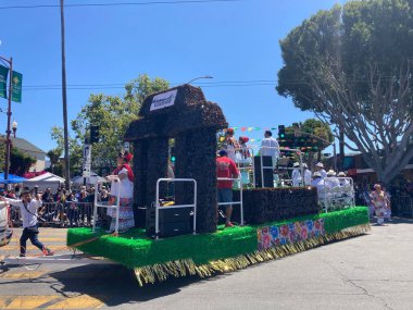 Mission Bölgesi 'ndeki 44. Yıllık Karnaval Büyük Geçidi' nin kimliği belirsiz katılımcıları. - San Francisco, Kaliforniya, ABD - 29 Mayıs 2022