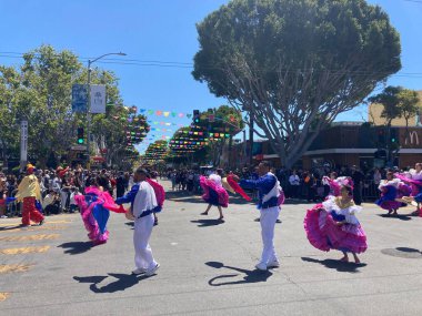Mission Bölgesi 'ndeki 44. Yıllık Karnaval Büyük Geçidi' nin kimliği belirsiz katılımcıları. - San Francisco, Kaliforniya, ABD - 29 Mayıs 2022