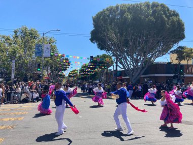 Mission Bölgesi 'ndeki 44. Yıllık Karnaval Büyük Geçidi' nin kimliği belirsiz katılımcıları. - San Francisco, Kaliforniya, ABD - 29 Mayıs 2022
