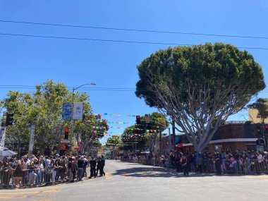 Mission Bölgesi 'ndeki 44. Yıllık Karnaval Büyük Geçidi' nin kimliği belirsiz katılımcıları. - San Francisco, Kaliforniya, ABD - 29 Mayıs 2022