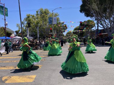 Mission Bölgesi 'ndeki 44. Yıllık Karnaval Büyük Geçidi' nin kimliği belirsiz katılımcıları. - San Francisco, Kaliforniya, ABD - 29 Mayıs 2022