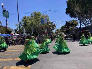 Mission Bölgesi 'ndeki 44. Yıllık Karnaval Büyük Geçidi' nin kimliği belirsiz katılımcıları. - San Francisco, Kaliforniya, ABD - 29 Mayıs 2022