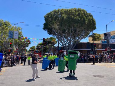 Mission Bölgesi 'ndeki 44. Yıllık Karnaval Büyük Geçidi' nin kimliği belirsiz katılımcıları. - San Francisco, Kaliforniya, ABD - 29 Mayıs 2022