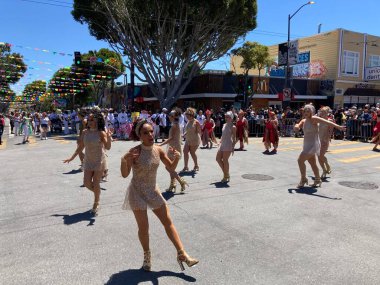 Mission Bölgesi 'ndeki 44. Yıllık Karnaval Büyük Geçidi' nin kimliği belirsiz katılımcıları. - San Francisco, Kaliforniya, ABD - 29 Mayıs 2022