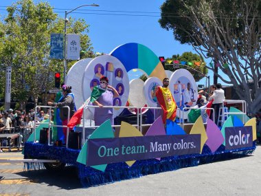 Mission Bölgesi 'ndeki 44. Yıllık Karnaval Büyük Geçidi' nin kimliği belirsiz katılımcıları. - San Francisco, Kaliforniya, ABD - 29 Mayıs 2022