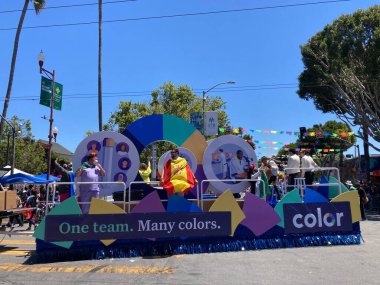 Mission Bölgesi 'ndeki 44. Yıllık Karnaval Büyük Geçidi' nin kimliği belirsiz katılımcıları. - San Francisco, Kaliforniya, ABD - 29 Mayıs 2022