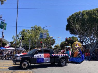 Mission Bölgesi 'ndeki 44. Yıllık Karnaval Büyük Geçidi' nin kimliği belirsiz katılımcıları. - San Francisco, Kaliforniya, ABD - 29 Mayıs 2022